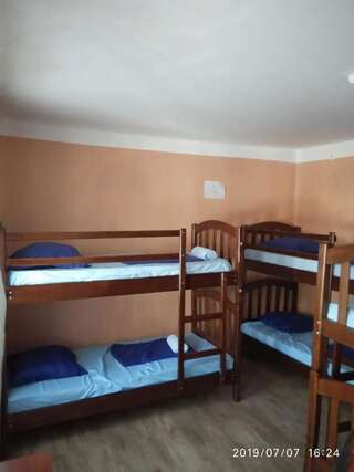 Хостелы Be Hostel Тбилиси Кровать в общем 6-местном номере-1